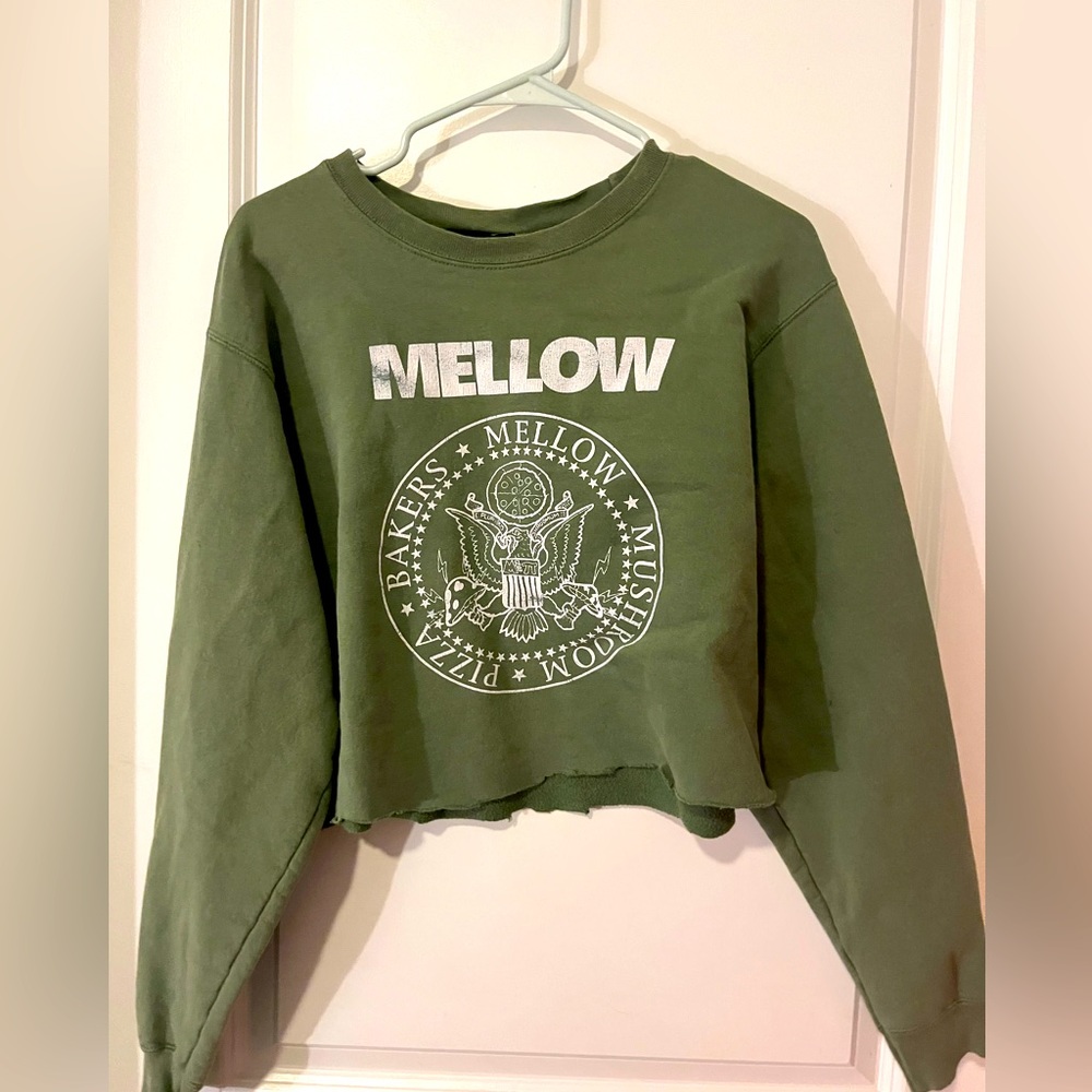 Medium Mellow Mushroom Ripped Crop Top Long Sleeve Crew Neck Sweater